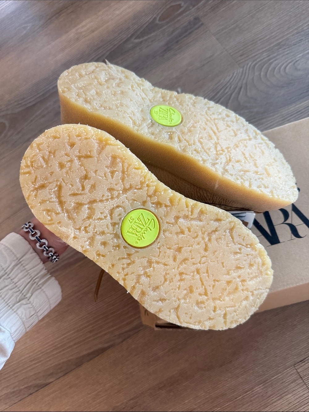 New Zara x Clarks sheepskin mules with removable shearling - size 37/ 6.5 - Picture 6 of 7